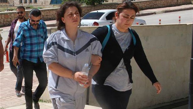 Eski kocasını 12 yerinden bıçaklayıp boğazını kesti