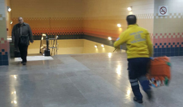 Üniversite öğrencisi metroda raylara düştü!