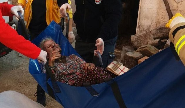 Eşini yangından kurtarmak için canını feda etti!