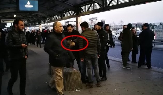 Metrobüs durağında hareketli anlar!