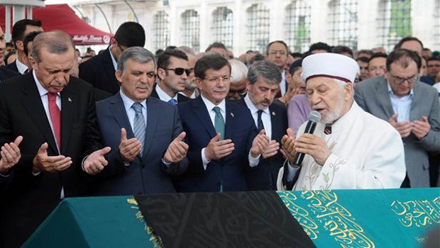 Cenazede biraraya geldiler, tabuta omuz verdiler