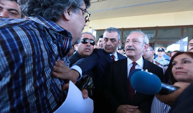 Heykeltıraş CHP Genel Merkezi önünde kendini yakmaya çalıştı!