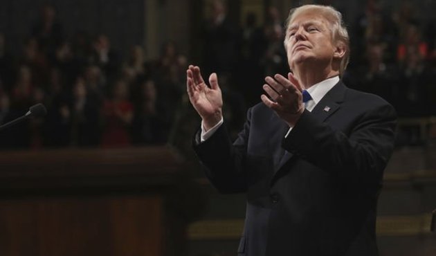 Trump 6 dakika boyunca kendini alkışladı!