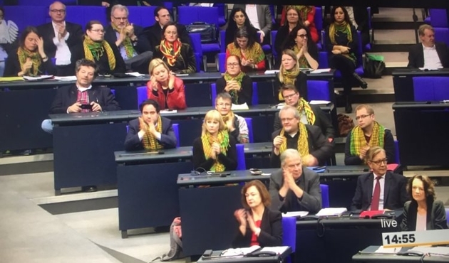 Skandal görüntüler... Alman parlamentosunda PKK paçavraları!