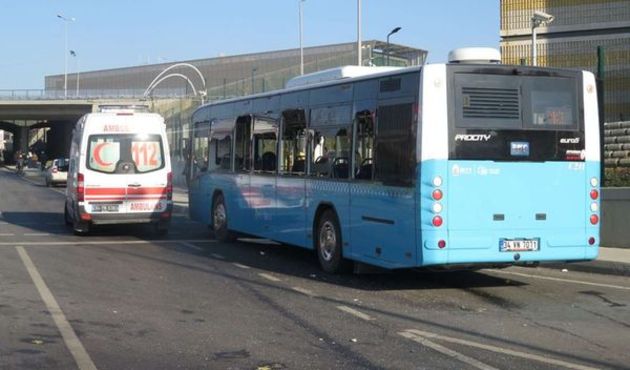 Üsküdar'da feci kaza! Halk otobüsü durağa daldı / VİDEO