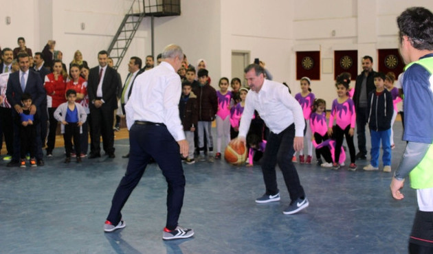 Bakan Osman Aşkın Bak basketbolda hünerlerini sergiledi! /VİDEO