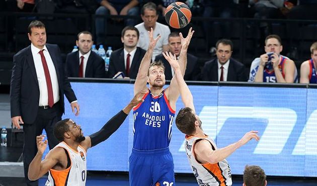 Anadolu Efes farklı kazandı!