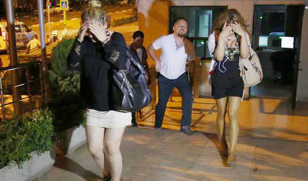 Apart dairenin önünde sıra beklerken yakalandılar!