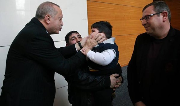 Cumhurbaşkanı Erdoğan yanaklarından tutup sevdi!