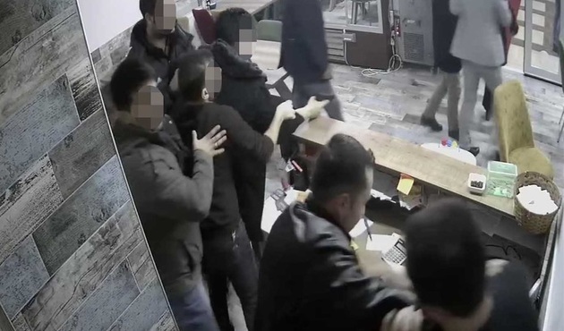 İlgi isteyen polis, kokoreççide olay çıkardı! / VİDEO