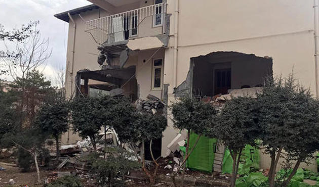 Kepçeyle müftülük binasını yıkmaya kalktı!