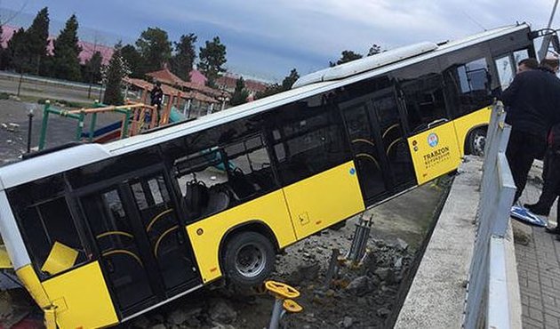 Yine belediye otobüsü! Bu kez çocuk parkına uçtu...
