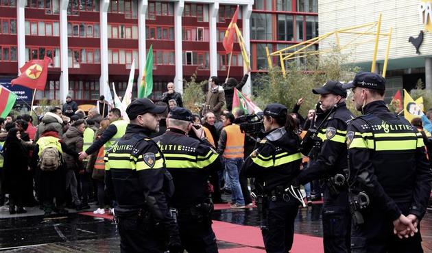 PKK/PYD yandaşları Hollanda'da Türklere saldırdı!