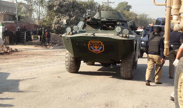 Pakistan'da askerlere bombalı saldırı!