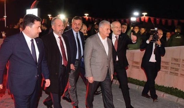 Başbakan Yıldırım, 15 Temmuz Şehitler ve Ömer Halisdemir Anıtını ziyaret etti.