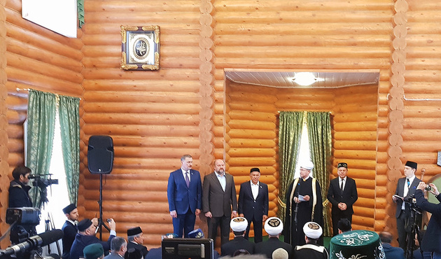 Dünyanın en kuzeyindeki cami ibadete açıldı!