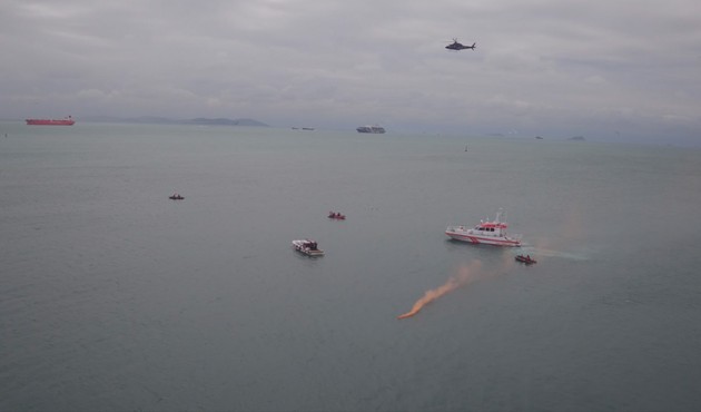 11 sahil güvenlik botu, 3 uçak, 1 helikopter, 1 denizaltı ve tam 380 kişi... / VİDEO