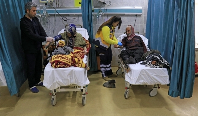Suriyeli yaşlı çiftin imdadına Mehmetçik yetişti...