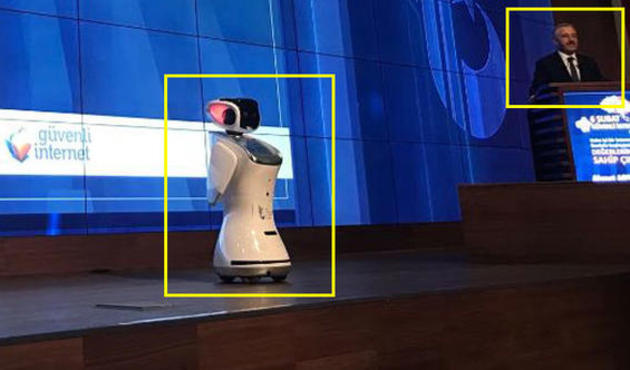 Sık sık söze karışan sunucu robota bakan ayarı!