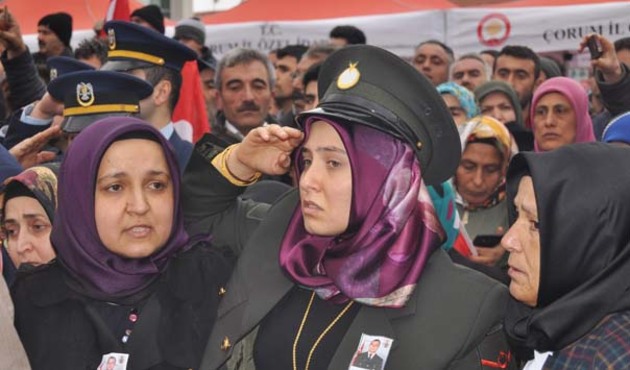 Üniformasını giydi, selamını çaktı, şehidine gururla veda etti!