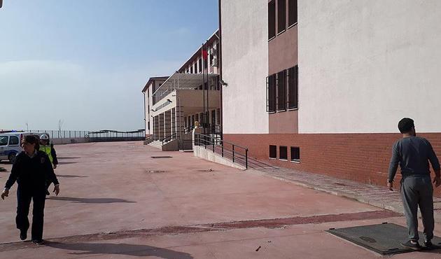 İzmir'de ilköğretim okulunda şiddetli patlama! Ölü ve yaralılar var...