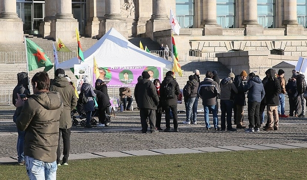 Terör örgütü PKK/PYD yandaşları meclis önünde çadır açtı...