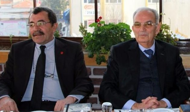 Yanına oturan başkanı istifaya çağırdı