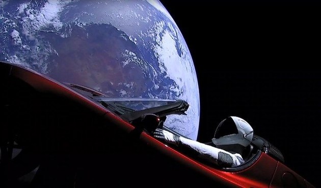 Elon Musk uzaya Tesla otomobil gönderdi! /VİDEO