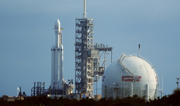 Falcon Heavy'nin ilkleri barındıran uzay yolculuğu...