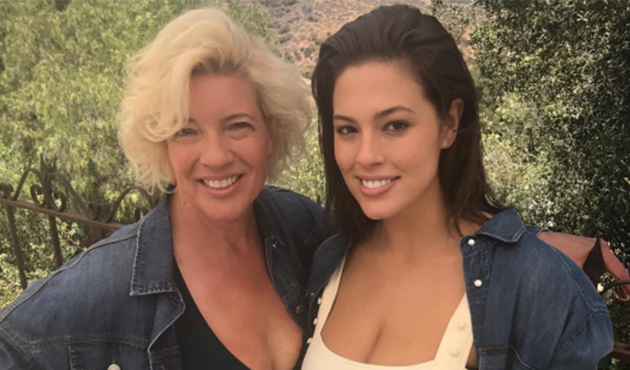 Ashley Graham annesi Linda ile kamera karşısına geçti!