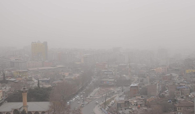 Tahran'da hava kirliliği nedeniyle okullar tatil edildi...