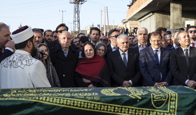 AK Partili Miroğlu oğlunu toprağa verdi...