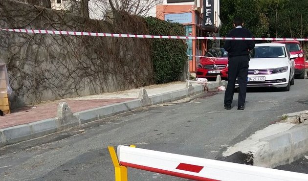 Mecidiyeköy'de onlarca kişinin gözü önünde eşinin boğazını kesti!