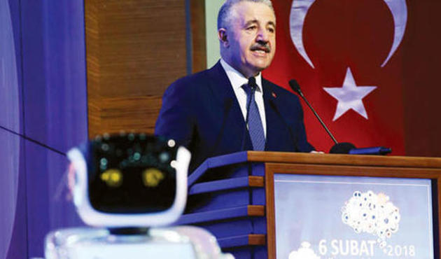 Söz kesen robot Bakan Arslan'dan özür diledi! / VİDEO