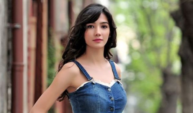 Aybüke Pusat sevgilisiyle ilk kez görüntülendi! / VİDEO