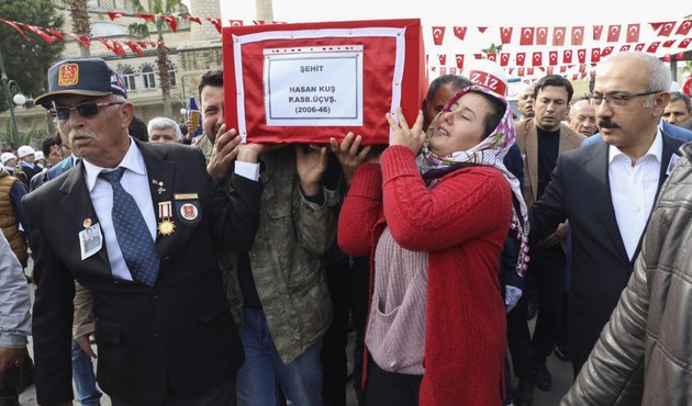 Afrin şehidi eşinin naaşını omuzlarında taşıdı