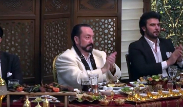 O şarkıcı Adnan Oktar'ın sıra gecesinde sahne aldı!