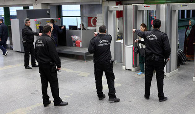 Ankara Valisi beline silahını takıp gitti!