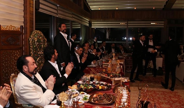 Adnan Oktar sıra gecesi düzenledi...