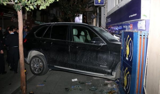 Şişli'de lüks cip telefon bayisine girdi...
