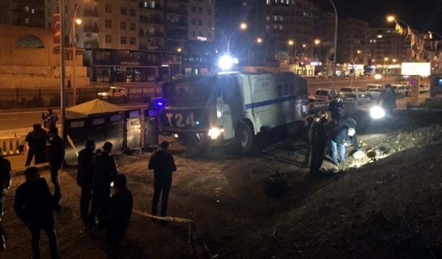 Polis noktasına el yapımı patlayıcı ile saldırı...