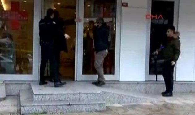 İstanbul'da banka soygunu! Polis kar maskeli soyguncunun peşinde...