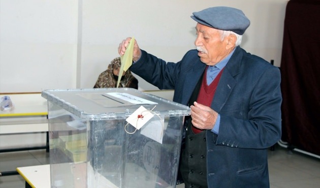 Tüm yurtta oy verme işlemi başladı! İşte ilk kareler...