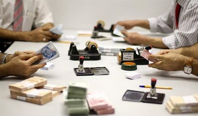 Öğrenen bankaya koştu! 1 trilyona 70 milyon kaldı...