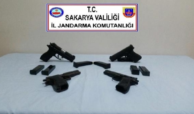 Jandarmadan kaçan şahsın aracından 4 tabanca çıktı...