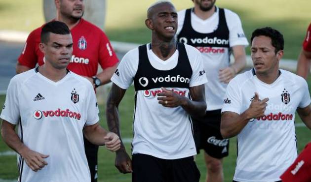Beşiktaş'a iki yıldızdan kötü haber!