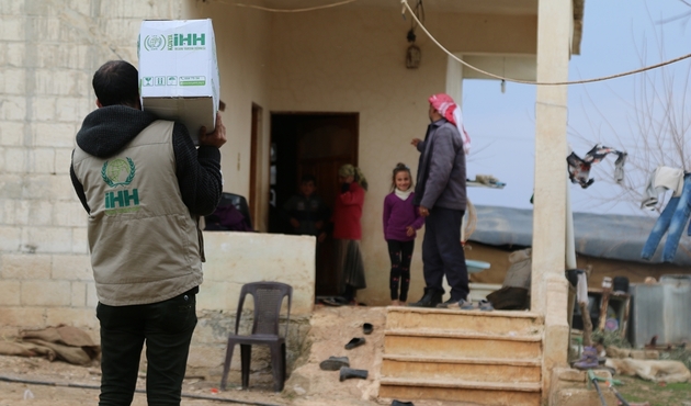 İHH'den Afrin'in batısındaki köylere yardım...