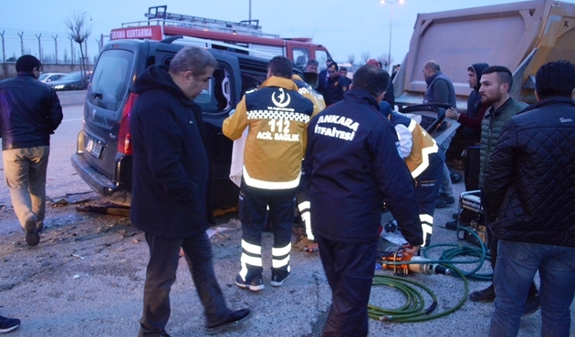 TIR'a çarpan araçta 4 kişi can verdi...