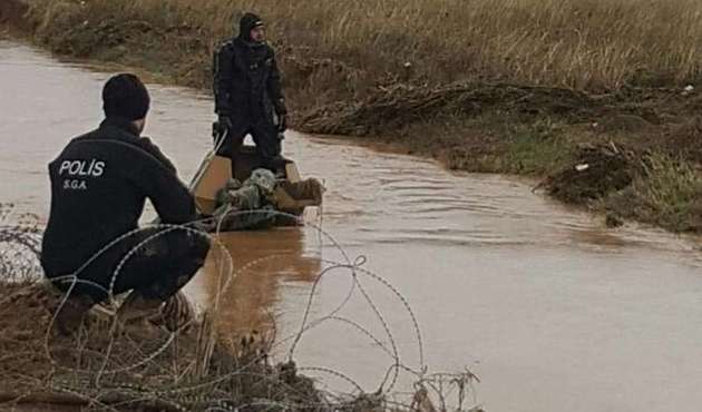 Akçakale'de askeri araç sele kapıldı: 2 asker kayıp