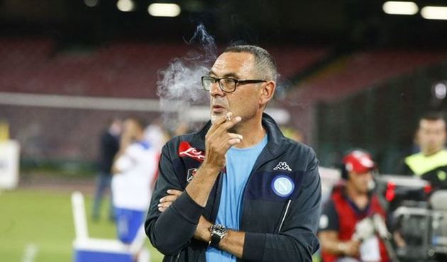 Sarri'ye özel sigara kabini!
